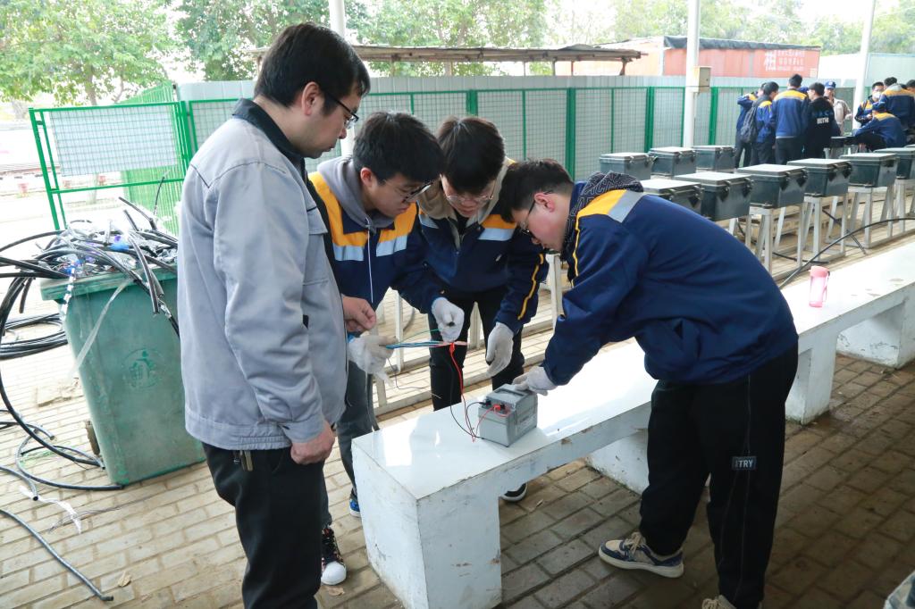 11199843186101466 兰州交通大学学生在洛阳铁路信息工程学校老师指导下实习.jpg