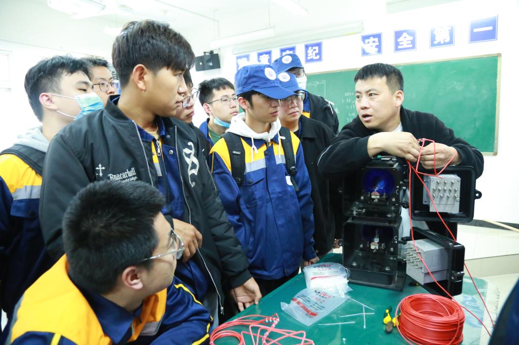 6955603243750178 洛阳铁路信息工程学校教师为兰州交通大学学生讲授专业知识.jpg